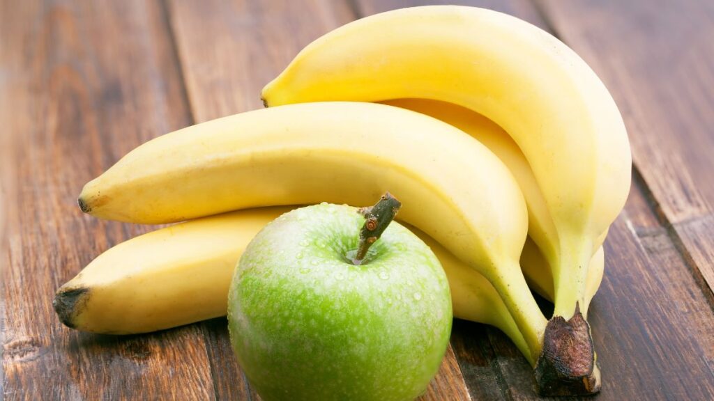 can-we-eat-banana-and-apple-together-expert-answer